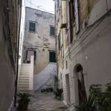 In strada dei Bianchi Dottula osserviamo corte San Pietro Vecchio...
